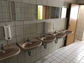 Toiletten mit Waschbecken - 