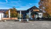 Restaurant Eingang mit Biergarten und Parkplatz - 