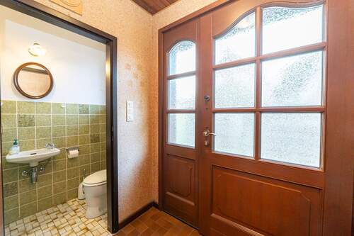 Haustür und Gäste WC - 