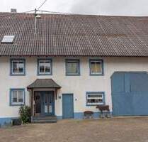 Ehem. und teilsaniertes Bauernhaus im Dorfkern von Fürstenberg mit großem Ökonomieteil und Garagen - Hüfingen
