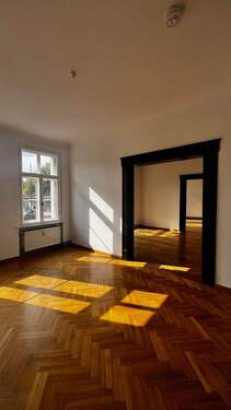 Zimmer 18_21,7_22,1 2.JPEG - GROßZÜGIGE ALTBAUWOHNUNG MIT PARKETT, KAMINANSCHLUSS, BALKON UND WINTERGARTEN