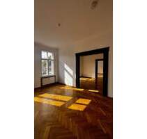 GROßZÜGIGE ALTBAUWOHNUNG MIT PARKETT, KAMINANSCHLUSS, BALKON UND WINTERGARTEN - Chemnitz Altendorf