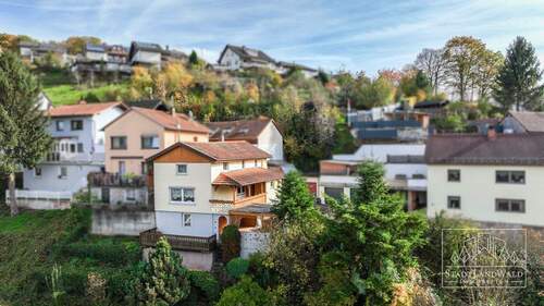Hausansicht von Hauptstraße - 5 Zimmer Einfamilienhaus zum Kaufen in Bundenthal