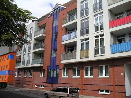 Objektansicht Straßenseite - Familienfreundliche 3-Zimmer-Wohnung mit Balkon!