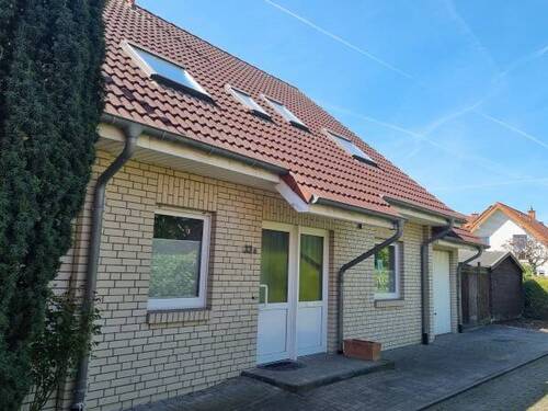DIGebäudeansicht - Einfamilienhaus (DHH) in charmanter, ruhiger Wohnsiedlung