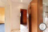 2. Flur zum weiteren Zimmer im EG - 