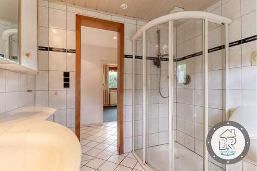 Bad mit Dusche im Erdgeschoss - 