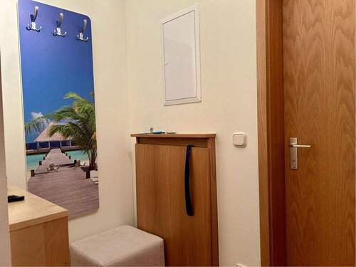 Garderobe mit Einbauschrank - 2 Zimmer Etagenwohnung in Möhrendorf