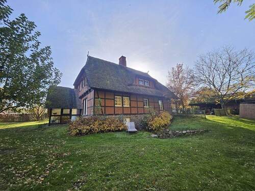 Ansicht aus Norden - Weide, Wald und Wintergarten - Ein Traumhaus unterm Reetdach