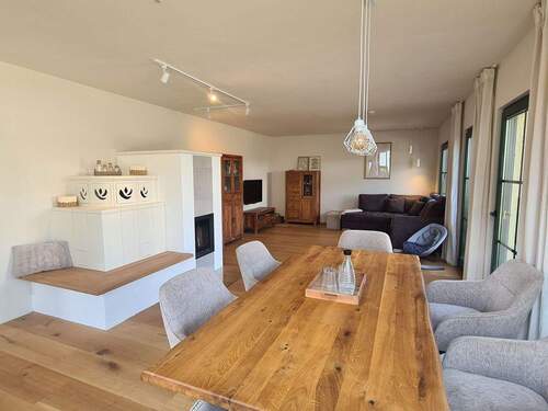 Wohnbereich mit Kachelofen - 6 Zimmer Einfamilienhaus zum Kaufen in Gönnersdorf