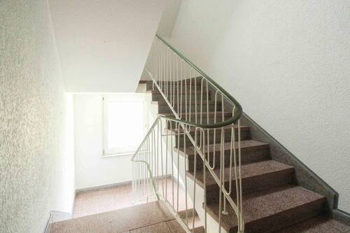 03_Treppenhaus - 2 Zimmer Einfamilienhaus in Duisburg