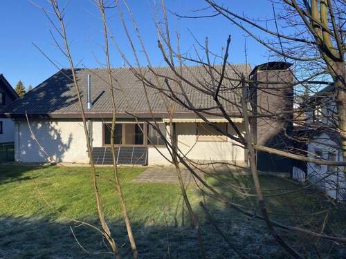 Ansicht Südseite mit Garten - Großzügiges Einfamilienhaus mit Doppelgarage auf großem Grundstück in Sinsheim-Ost