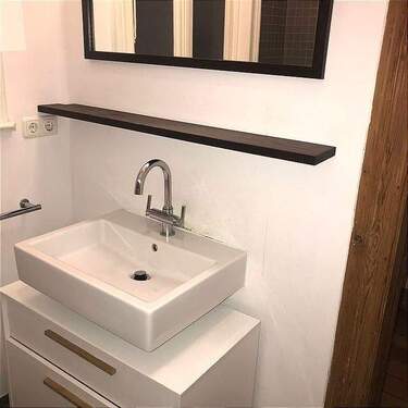 helle Wohnküche mit original Fliesen und Kacheln - 