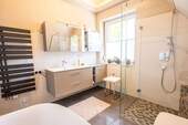 Badezimmer mit Dusche & Wanne - 