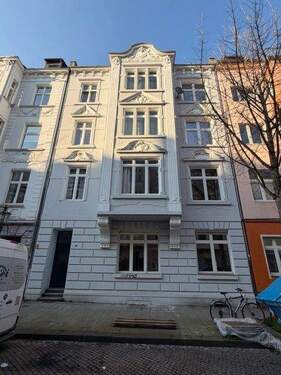 Hausansicht.jpeg - 9 Wohneinheiten – Teilvermietetes Altbauobjekt mit hohem Entwicklungspotenzial