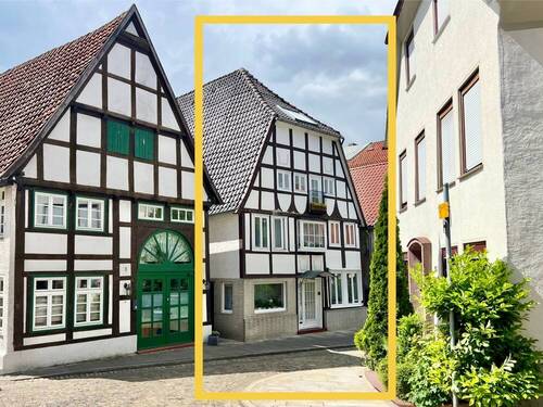 Hausansicht mit Fachwerk - 1 Zimmer Mehrfamilienhaus, Wohnhaus in Bad Salzuflen