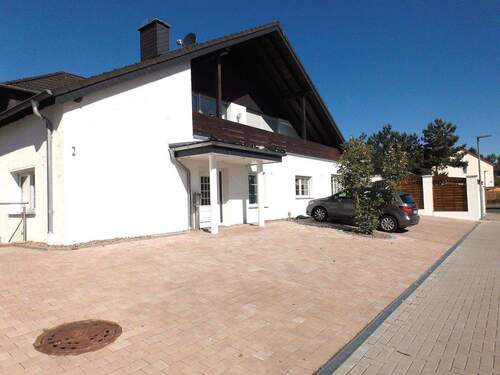 Parkplätze vorm Haus.JPG - 1 Zimmer Mehrfamilienhaus, Wohnhaus in Leopoldshöhe