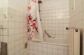 Badezimmer mit Duschwanne - 
