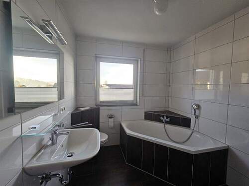 Bad mit Wanne - Etagenwohnung mit 75,00 m&sup2; in Vilsbiburg zum Kaufen
