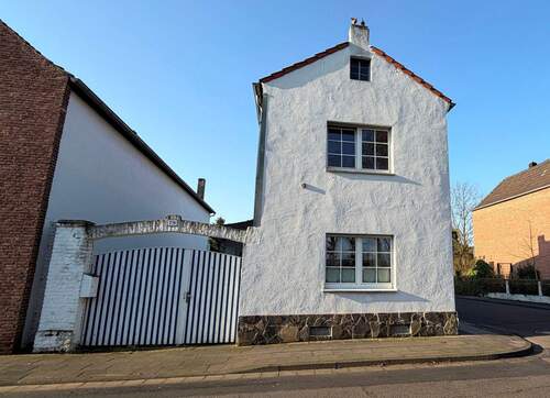 Vorderansicht - Viel Raum für neue Ideen: Freistehendes Altbauhaus mit Einliegeroption, großem Garten und 3 Garagen!