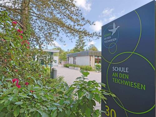 Umgebung: bekannte Schule an den Teichwiesen - 