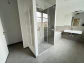 Bad mit Dusche und Wanne - 