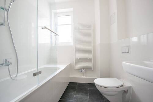 Bad 1-2 - **FRISCH RENOVIERTE 2-RAUM-WOHNUNG - zentrumsnahes Wohnen im Grünen**