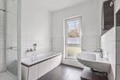 Tageslichtbad mit Wanne und separater Dusche - Etagenwohnung mit 75,70 m&sup2; in Neuenhagen bei Berlin zum Kaufen