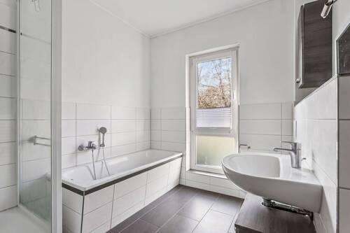 Tageslichtbad mit Wanne und separater Dusche - Etagenwohnung mit 75,70 m&sup2; in Neuenhagen bei Berlin zum Kaufen