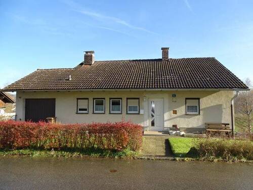 Ansicht Wohnhaus von vorne - Ein Paradies für Ihre Familie! Gepflegtes Einfamilienhaus mit Balkon und Garage in Grafenau