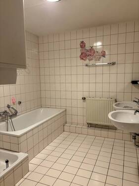 Bad mit Wanne und Dusche - 