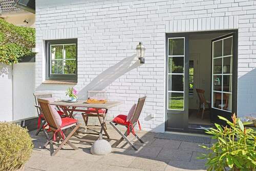 Terrasse fürs Essen, Feiern und Spielen im Sommer - 