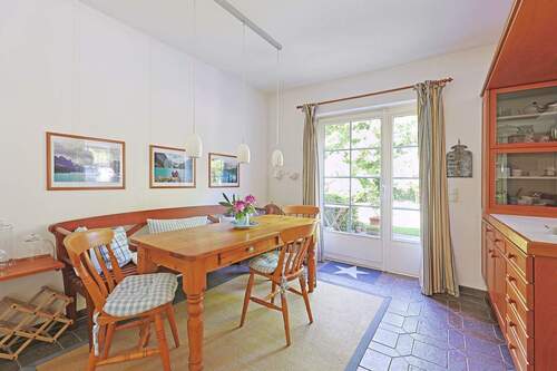 Gemütliche Sitzecke in der großen Küche - 4 Zimmer Mehrfamilienhaus, Wohnhaus zum Kaufen in Hamburg