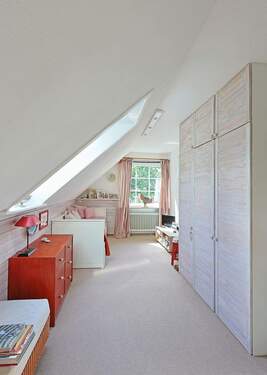 Gemütliches Kinderzimmer mit Fenster nach Osten - 