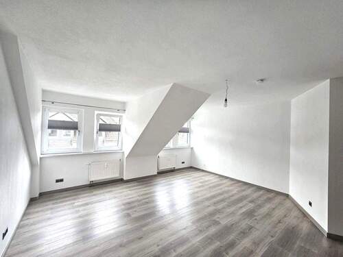 Zimmer - *** Große 2- Raum Wohnung im Dachgeschoss ***