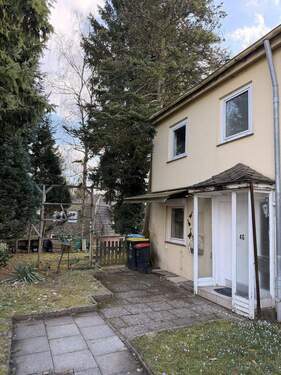 Front mit Eingang - 4 Zimmer Reihenendhaus zum Kaufen in Hamburg-Harburg