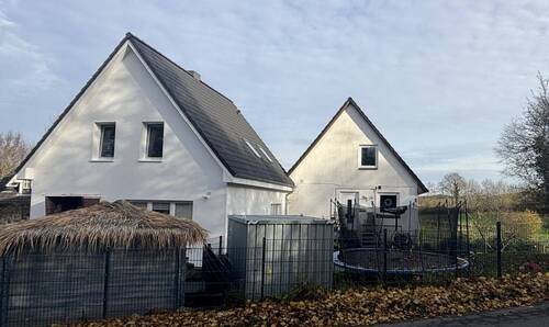 Vorderansicht.jpg - Besichtigung 01.04. - Modernisierte Wohnung in Neukirchen (Malente)