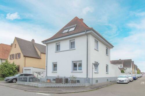 Vorne - 5 Zimmer Einfamilienhaus zum Kaufen in Haßloch