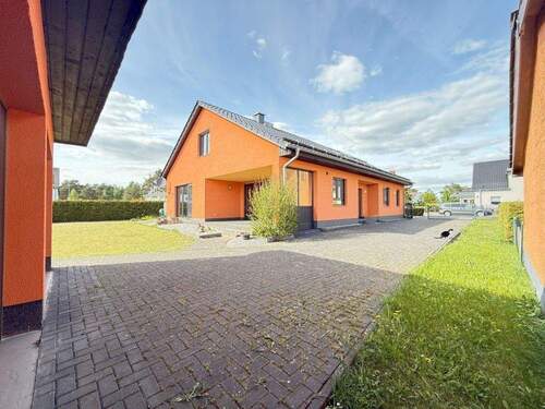 Blick Eingang/Terrasse von Doppelgarage aus - Nette Mieter mit grünem Daumen sowie Interesse an schickem Häuschen und idyllischer Gartenfläche gesucht