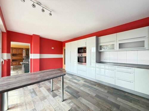 Küche mit EBK - Blick ins Wohnzimmer - 3 Zimmer Einfamilienhaus in Wiesenau