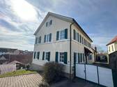 Außenansicht mit Hof - 6 Zimmer Mehrfamilienhaus, Wohnhaus in Strahlungen