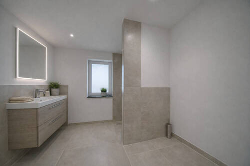 Bad mit Dusche und Waschmaschinenanschluss - 