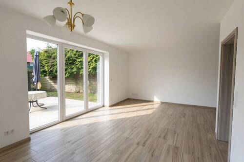 Wohnzimmer - Mehrfamilienhaus, Wohnhaus mit 97,00 m&sup2; in Basedow zur Miete