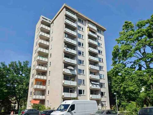 Außenansicht - Hoch über Offenbach: Stilvolle 3-Zimmer-Wohnung mit Balkon und Skyline-Panorama