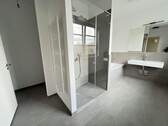 Bad mit Dusche und Wanne - 