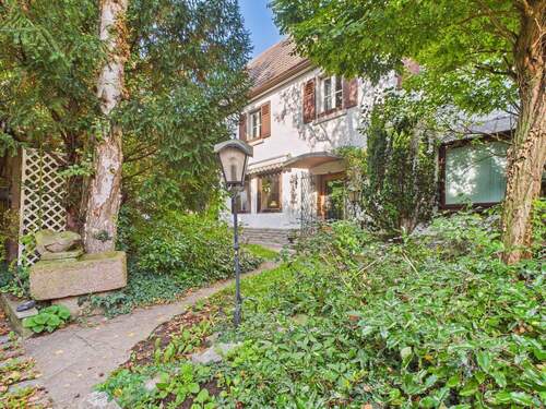 Hausansicht und Garten - 8 Zimmer Mehrfamilienhaus, Wohnhaus zum Kaufen in Schwebheim