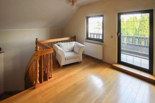 Flur Dachgeschoss mit Zugang zum Balkon - 