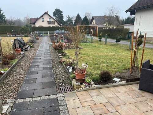 Garten / Einfahrt - 6 Zimmer Doppelhaushälfte in Sonneberg