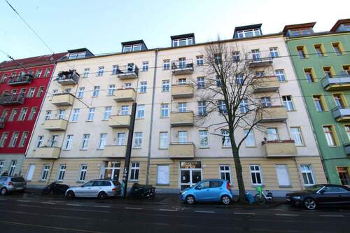 Außenansicht Straßenseite - Bezugsfrei: Attraktive Maisonette-Wohnung (ruhiges Hinterhaus) im Herzen von Friedrichshain & Balkon