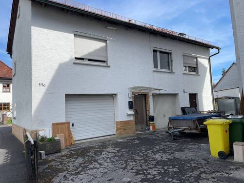 Hofansicht Haus 11 a mit 2 Garagen - 